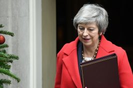 Brexit : quels sont les moyens dont dispose Theresa May pour faire adopter le projet d’accord avec l’UE malgré des parlementaires hostiles ?