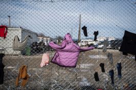 Des ponts de Paris aux rives de l’Aude – La France condamnée pour traitement dégradant des demandeurs d’asile
